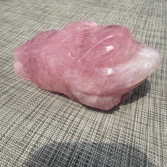 (D) Money Toad feng shui Rose Quartz Lucky Carved Stone Carved Stone Frog